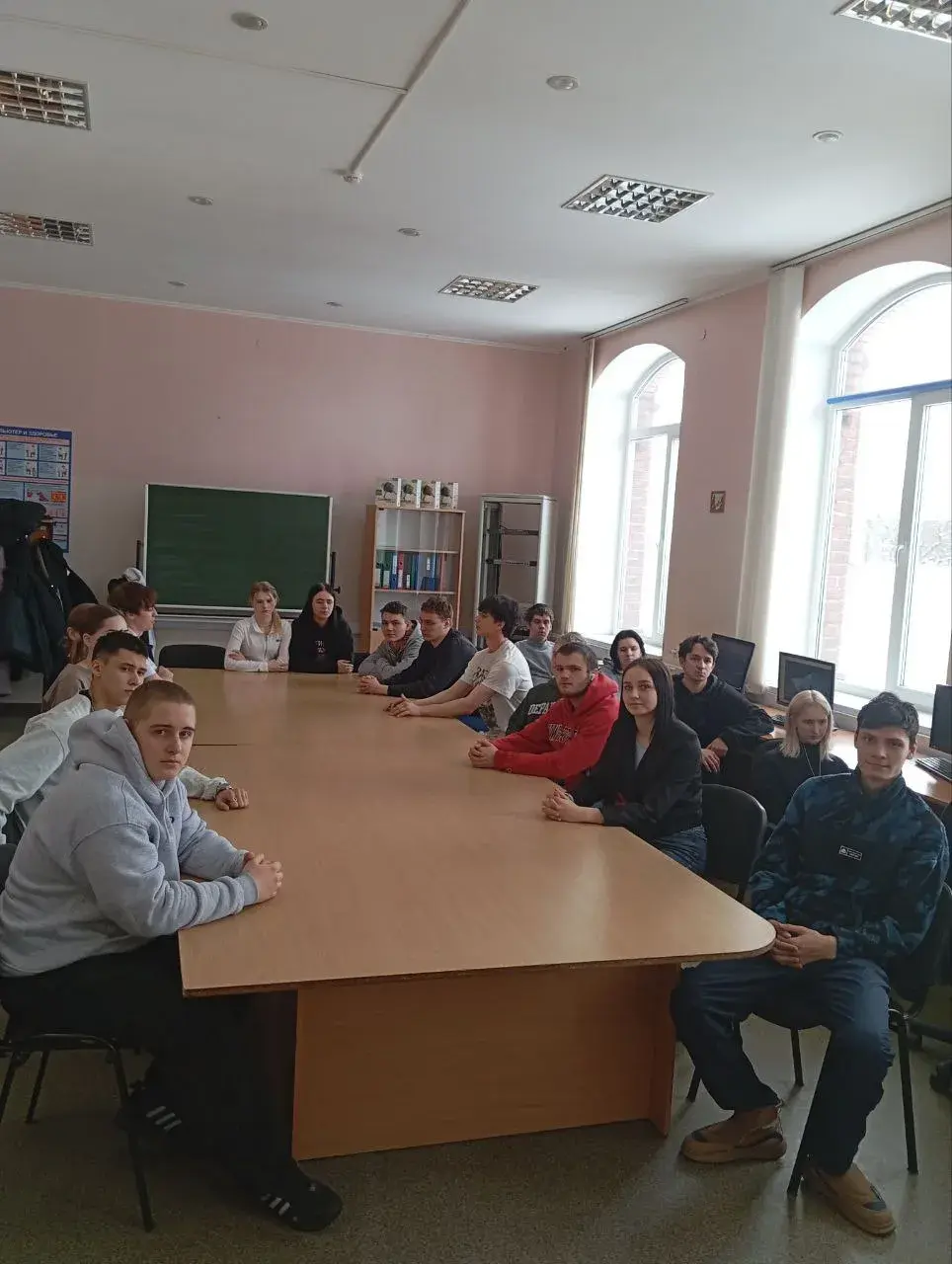 19 февраля 2026 года, в Технологическом колледже, отделение сервиса, состоялась встреча с выпускником