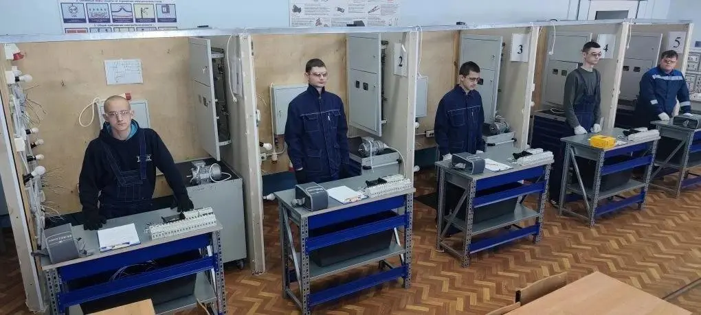Первый шаг к профессиональному успеху: группа 1 ЭМ успешно сдала демоэкзамен!