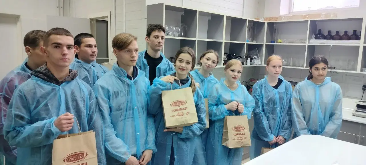 Студенты посетили кондитерскую фабрику 