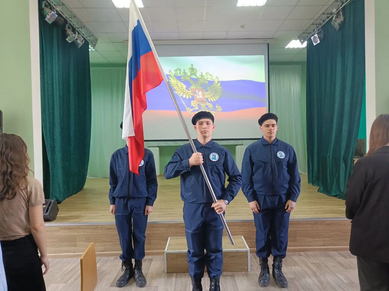 Традиционная церемония выноса Государственного флага Российской Федерации