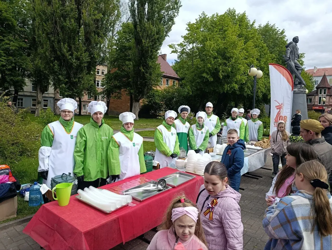 Броши из георгиевской ленты