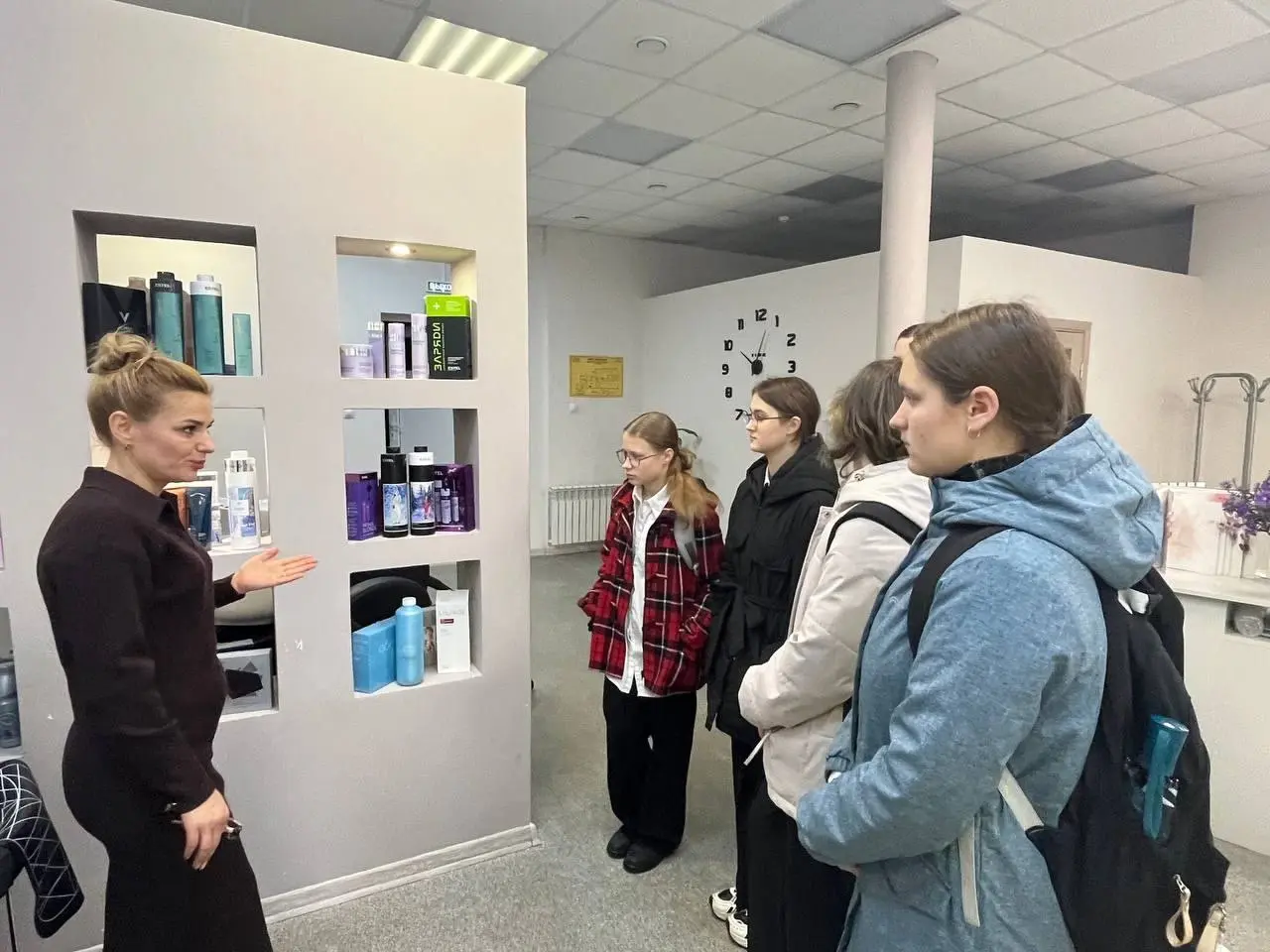 Обучающиеся МАОУ Гимназии №1 города Советска посетили салон-парикмахерскую «Студия красивых волос»